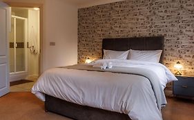 Spacious 4-Bedroom House In Aylesbury Ideal For Contractors Professionals Or Larger Families